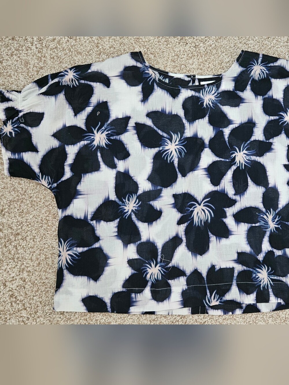 Velvet by Graham & Spencer White and Blue Floral Short Sleeve Top